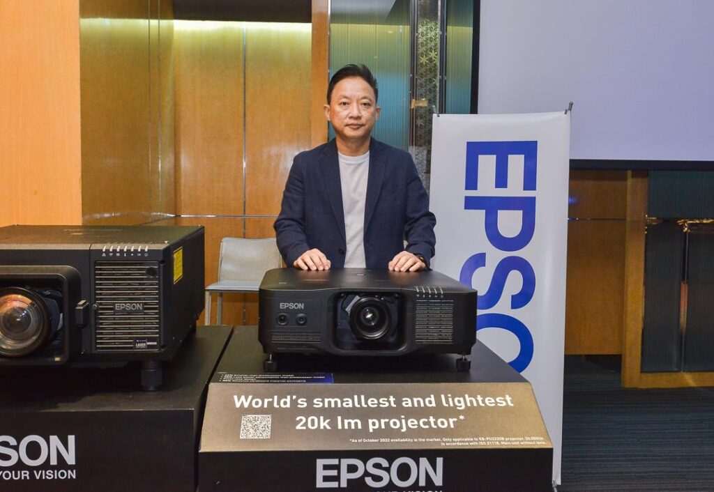 EPSON ชี้ตลาดเลเซอร์โปรเจคเตอร์ทั่วโลกฟื้นตัว ส่งสินค้าใหม่รุกตลาดต่อเนื่อง ล่าสุดเปิดตัวรุ่นความสว่างสูงเครื่องเล็กสุดในโลก 2 ยรรยง มุนีมงคลทร Epson 4