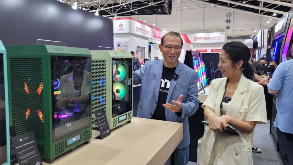 Thermaltake เปิดตัวเคส CTE Series และอุปกรณ์ต่าง ๆ ที่ใช้ สีพิเศษ Matcha Green ที่งาน COMPUTEX 2023 3 Thermaltake CEO Founder Kenny Introduces the Matcha Green Products