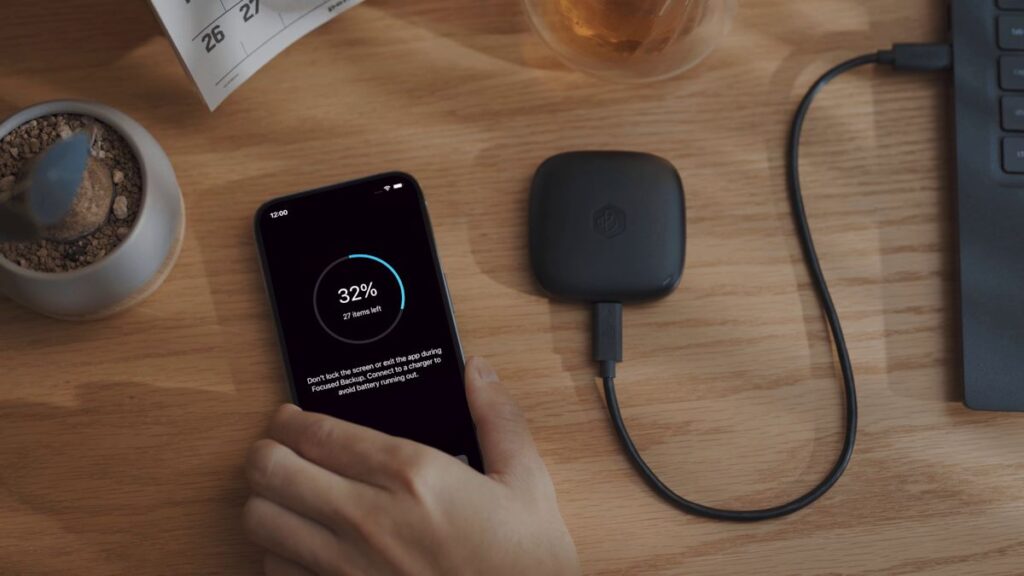 Synology เปิดตัว BeeDrive อุปกรณ์สำรองข้อมูลส่วนตัวสำหรับงานและความทรงจำของคุณ 3 BeeDrive smartphone