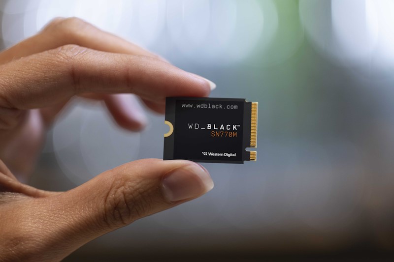WD เปิดตัว WD_BLACK SN770M NVMe SSD ประสิทธิภาพสูงสำหรับเครื่องเล่นเกม PC แบบพกพา 2 WD BLACK SN770M Hand Holding LR
