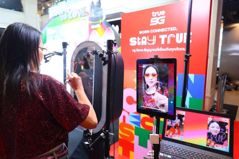 ทรู ร่วมฉลอง Pride Month ซัพพอร์ตทุกตัวตนที่เป็นคุณด้วย “Runway Photo Sign Booth”