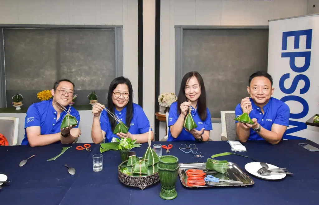 เอปสัน เปิดตัวแคมเปญซีเอสอาร์ประจำปี “วิถีไทยไร้พลาสติก” ประเดิมกิจกรรมแรก “Leaf Plastic Behind” เรียนรู้ภูมิปัญญาไทย พับใบตองลดการใช้พลาสติก 2 Epson 5