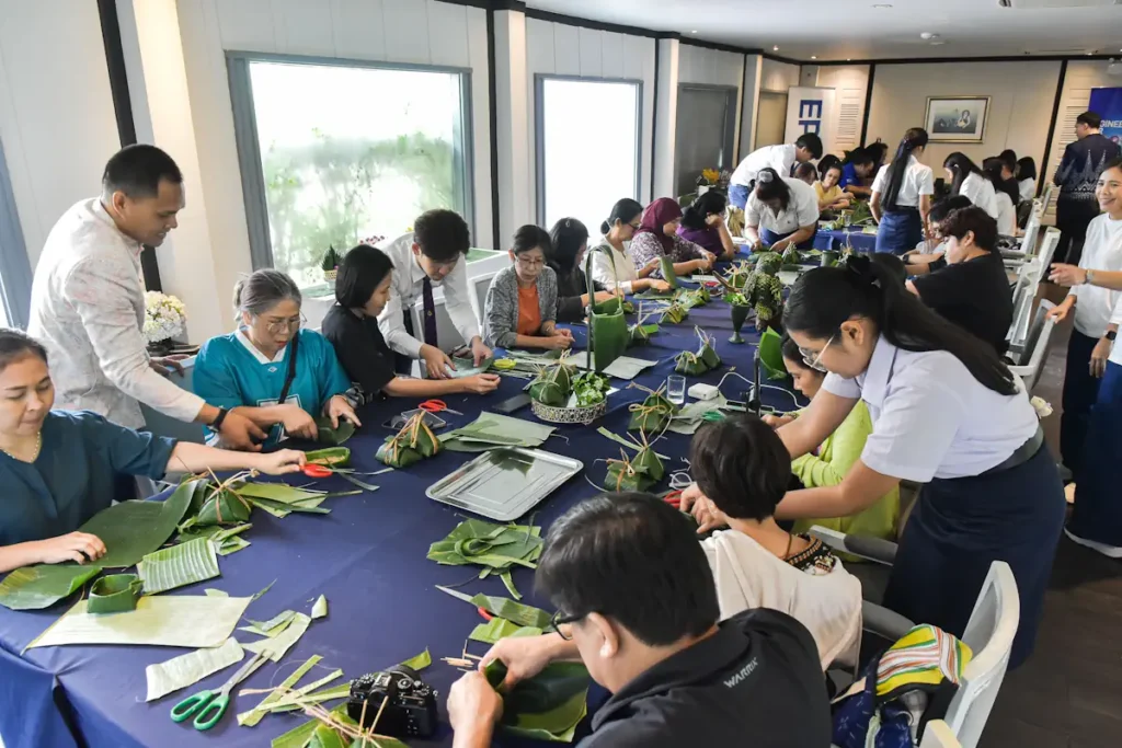 เอปสัน เปิดตัวแคมเปญซีเอสอาร์ประจำปี “วิถีไทยไร้พลาสติก” ประเดิมกิจกรรมแรก “Leaf Plastic Behind” เรียนรู้ภูมิปัญญาไทย พับใบตองลดการใช้พลาสติก 3 Epson 7