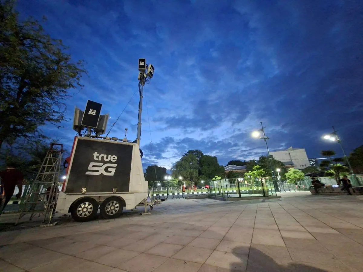 ทรู คอร์ปอเรชั่น ขยายสัญญาณสื่อสาร 5G, 4G และ WiFi อำนวยความสะดวกประชาชนเดินทางไปแสดงความอาลัยถวาย “สมเด็จพระพันปีหลวง” 1 TrueCow0001