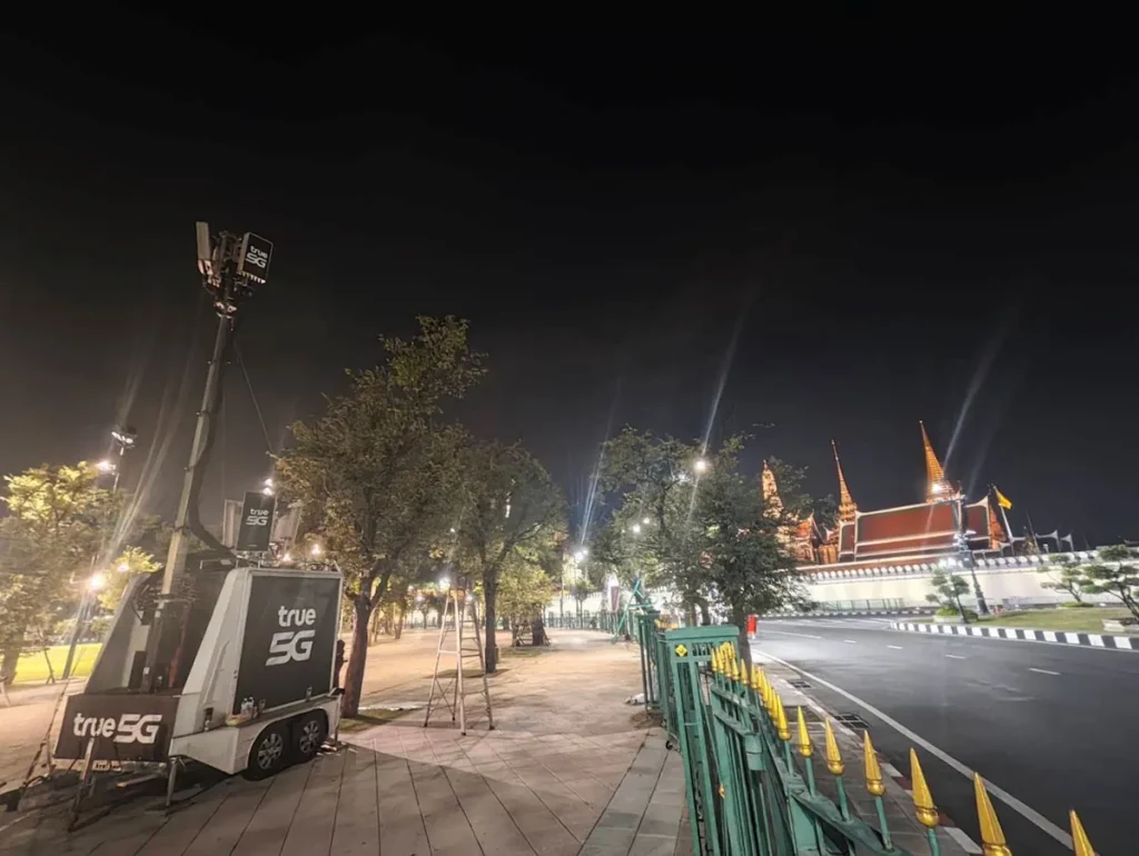 ทรู คอร์ปอเรชั่น ขยายสัญญาณสื่อสาร 5G, 4G และ WiFi อำนวยความสะดวกประชาชนเดินทางไปแสดงความอาลัยถวาย “สมเด็จพระพันปีหลวง” 2 TrueCow0003