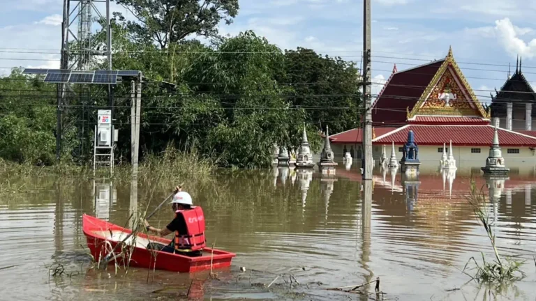ทรู คอร์ปอเรชั่น ลุยน้ำท่วมดูแลสถานีฐานสิงห์บุรีหลังพนังกั้นน้ำพัง รับมือน้ำทะลัก หนุนสัญญาณ 5G, 4G คงคุณภาพต่อเนื่องร่วมบรรเทาความเดือดร้อนเพื่อประชาชน