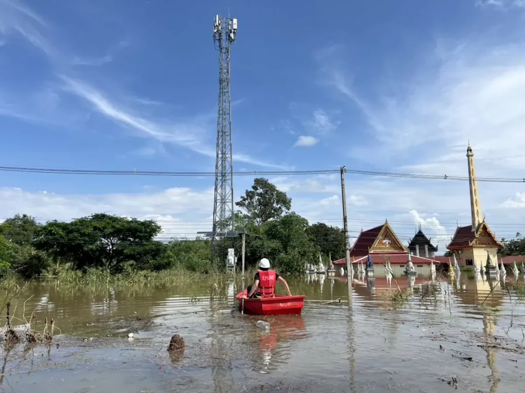 ทรู คอร์ปอเรชั่น ลุยน้ำท่วมดูแลสถานีฐานสิงห์บุรีหลังพนังกั้นน้ำพัง รับมือน้ำทะลัก หนุนสัญญาณ 5G, 4G คงคุณภาพต่อเนื่องร่วมบรรเทาความเดือดร้อนเพื่อประชาชน 2 TrueFlood Hit Sing Buri 10