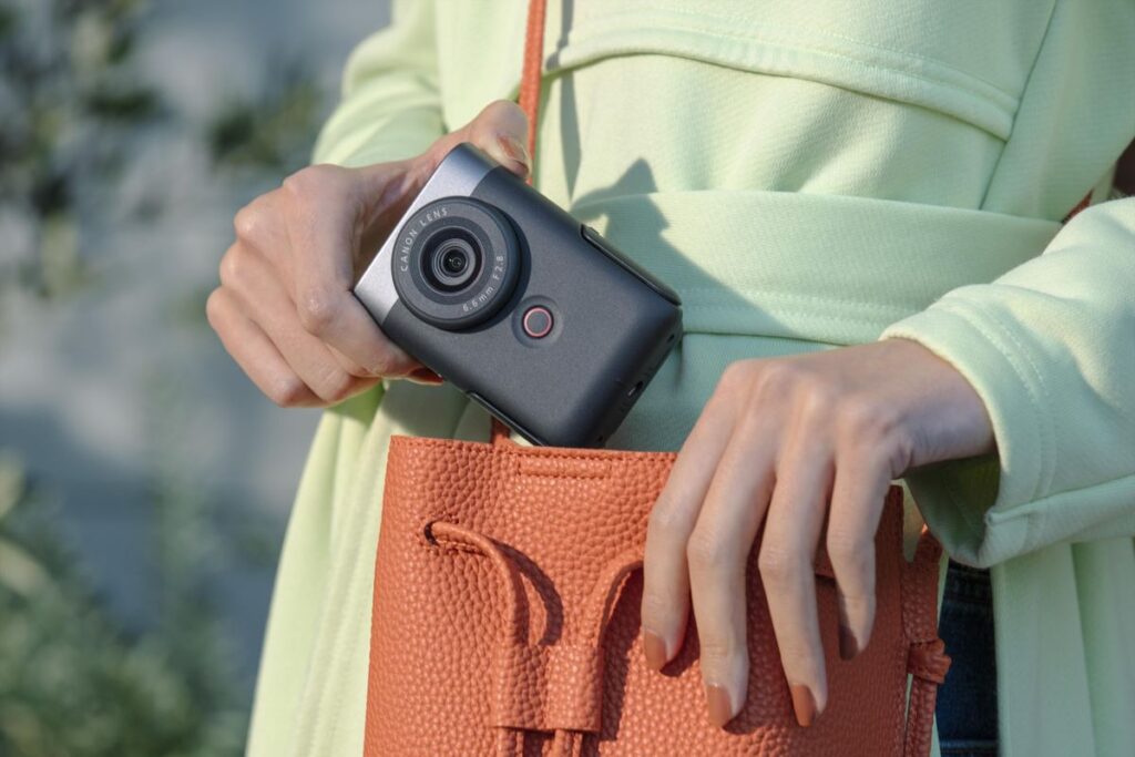 Canon PowerShot V10 กล้องสำหรับชาว Vlogger จัดเต็ม ทั้งงานวิดีโอ 4K และไลฟ์สตรีม ดีไซน์เฉียบเล็กเพียง 9 ซม. 6 Canon PowerShot V10 compact bag