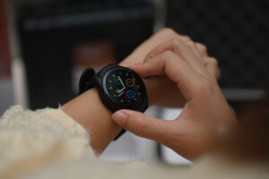 กสทช. ร่วมกับภาครัฐ เปิดตัว “กะทิ” สายรัดข้อมืออัจริยะสำหรับวัยเก๋าในยุค 5G