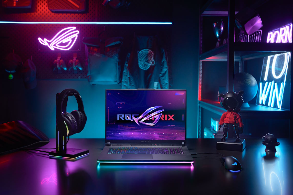 Strix SCAR 18 with the ROG Fearless Eye logo
