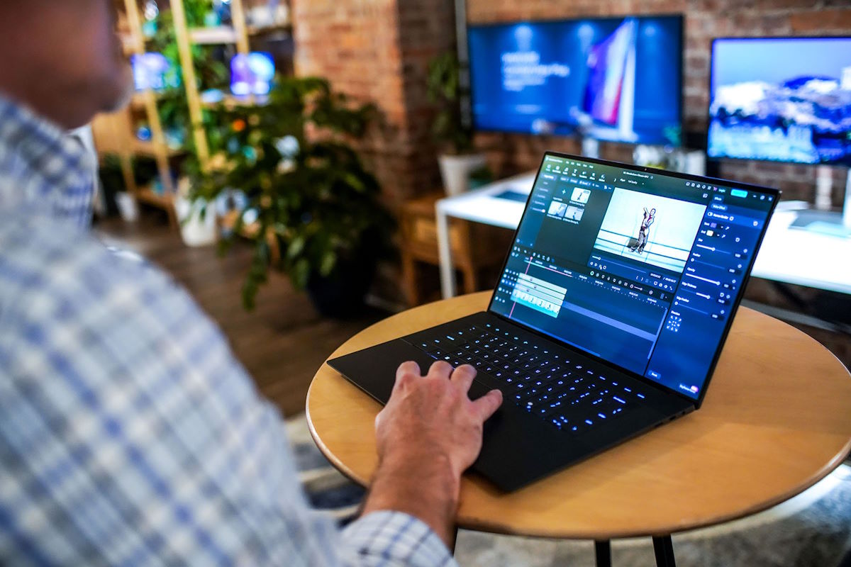 XPS 16 Dark Lifestyle