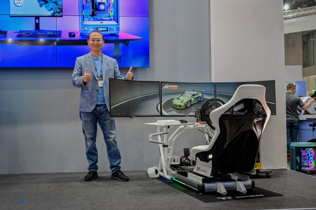 Thermaltake เปิดตัว White Racing Simulator ที่สมจริงและโฉบเฉี่ยว เปิดประสบการณ์ใหม่ในการเล่นเกมขับรถ 3 Thermaltake CEO Founder with Thermaltake GR500 Racing Simulator Cockpit in White