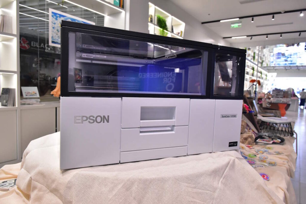 EPSON SC-V1030 เครื่องพิมพ์ตั้งโต๊ะหมึกยูวีเครื่องแรกของเอปสัน ลุยตลาดผู้ผลิตของขวัญของพรีเมียมช่วงไฮซีซั่น 3 Epson SC V1030 1