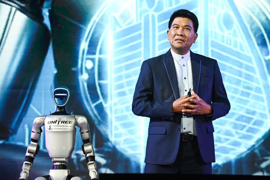 รศ.ดร.ธนวรรธน์ พลวิชัย อธิการบดีมหาวิทยาลัยหอการค้าไทย
