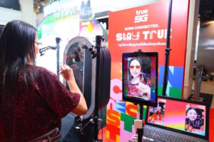 ทรู ร่วมฉลอง Pride Month ซัพพอร์ตทุกตัวตนที่เป็นคุณด้วย “Runway Photo Sign Booth”