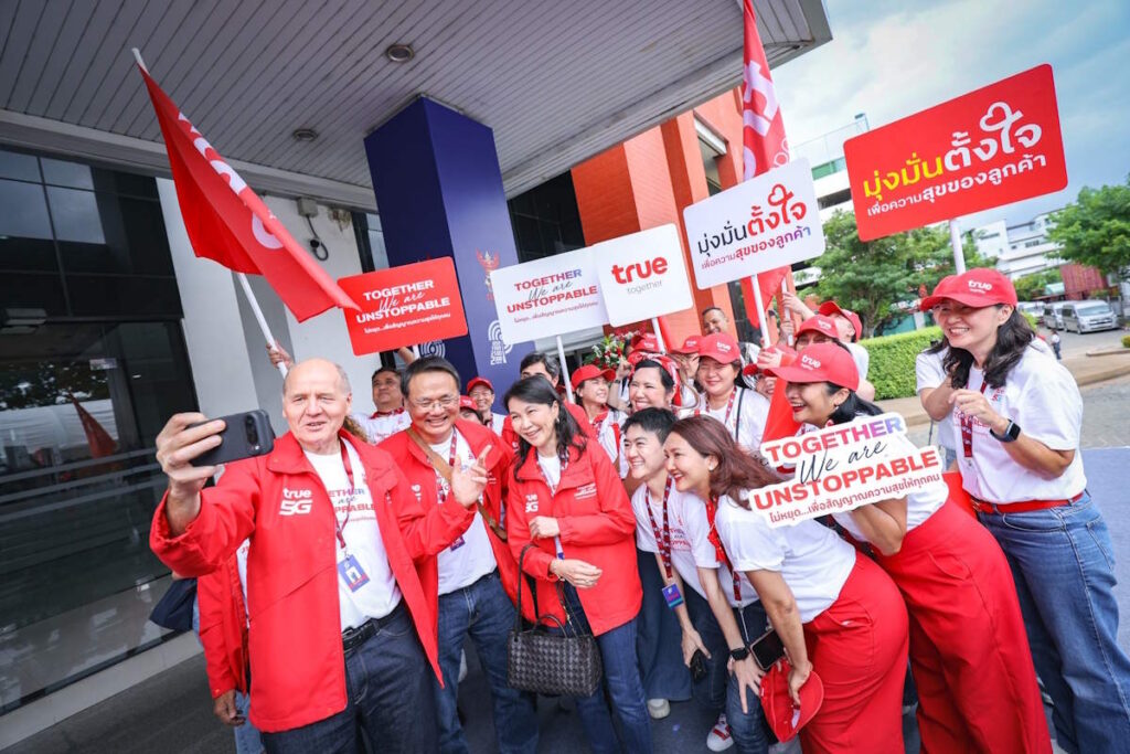 ทรู มูฟ เอช คว้าชัย ชนะการประมูลคลื่น 2300 MHz และ 1500 MHz ตอกย้ำผู้นำเทเลคอม-เทคโนโลยีชั้นนำของไทย 2 TRUE 3