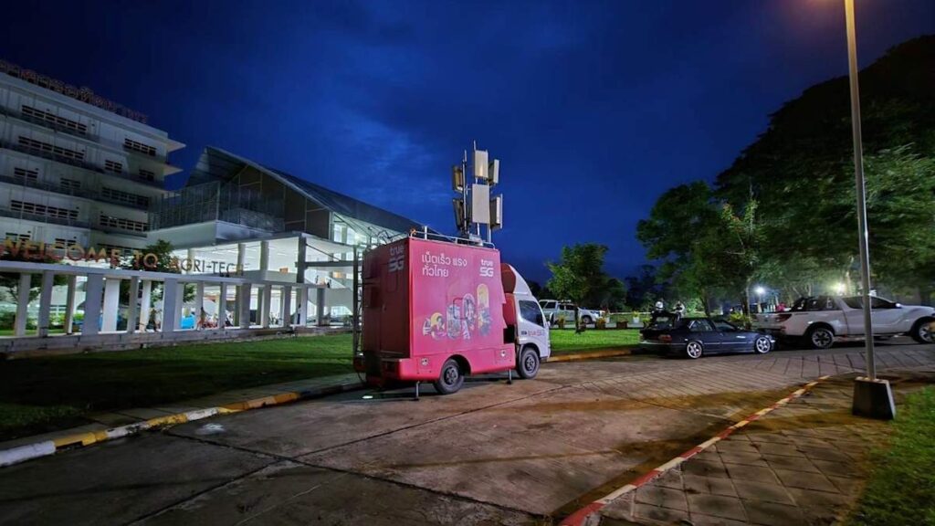 ทรู คอร์ปอเรชั่น ระดมเพิ่มรถ COW และ Temp Site ต่อเนื่องเสริมสัญญาณมือถือศูนย์อพยพฯ 2 True Cow6 1
