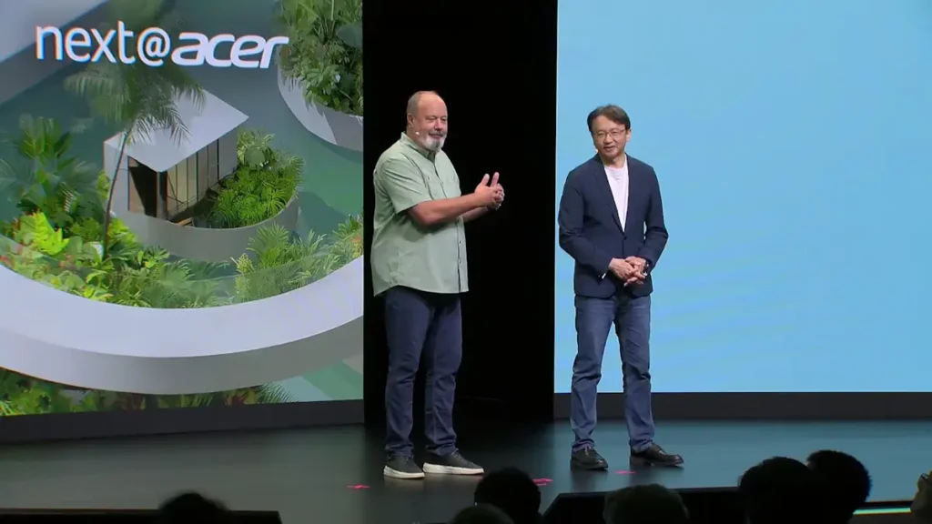 Jim Johnson รองประธานอาวุโสฝ่าย Client Computing Group ของ Intel และ Jason Chen CEO ของ Acer