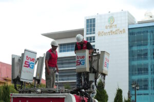 ทรู คอร์ปอเรชั่น นำ 3 รถ COW เพิ่มสัญญาณ 5G/4G จุดถนนทรุดตัวหน้าวชิรพยาบาล ร่วมสนับสนุนภาครัฐกู้สถานการณ์ พร้อมมอบเน็ตมือถือฟรี 10GB แก่ลูกค้าทรูออนไลน์