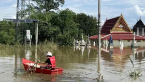 ทรู คอร์ปอเรชั่น ลุยน้ำท่วมดูแลสถานีฐานสิงห์บุรีหลังพนังกั้นน้ำพัง รับมือน้ำทะลัก หนุนสัญญาณ 5G, 4G คงคุณภาพต่อเนื่องร่วมบรรเทาความเดือดร้อนเพื่อประชาชน
