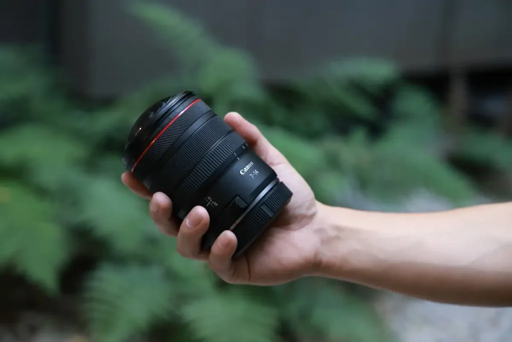 Canon เปิดตัวเลนส์ระดับโปร 2 รุ่น RF14mm f/1.4L VCM และ RF7-14mm f/2.8-3.5L Fisheye STM ปฏิวัติวงการเลนส์อัลตร้าไวด์ปลดล็อกมุมมองการถ่ายภาพให้แตกต่าง 3 Canon RF7 14mm f 2.8 3.5L Fisheye STM 1 2