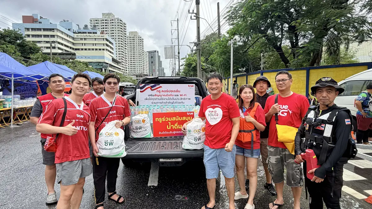 ทรูรวมพลังน้ำใจช่วยภัยน้ำท่วม …ผู้บริหาร พนักงานผนึกกำลังส่งถุงกำลังใจ พร้อมดูแลสัญญาณ เคียงข้างชุมชนฝ่าวิกฤตน้ำท่วม 1 247 12 TrueCorp