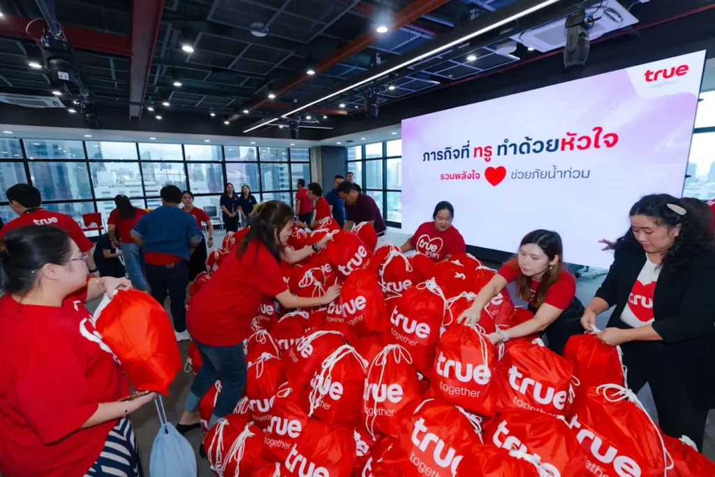 ทรูรวมพลังน้ำใจช่วยภัยน้ำท่วม …ผู้บริหาร พนักงานผนึกกำลังส่งถุงกำลังใจ พร้อมดูแลสัญญาณ เคียงข้างชุมชนฝ่าวิกฤตน้ำท่วม 2 247 8 TrueCorp